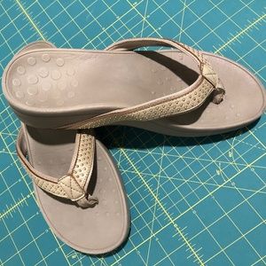 Vionic High Tide Tan Beige Kehoe Thong 9 wedge